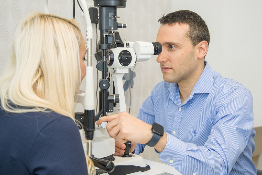 ד"ר אפרים ברקו מבצע בדיקה למטופלת שלו